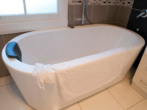 Bath tub