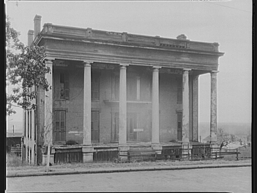 Antebellum plantation house in Vicksburg, Mississippi