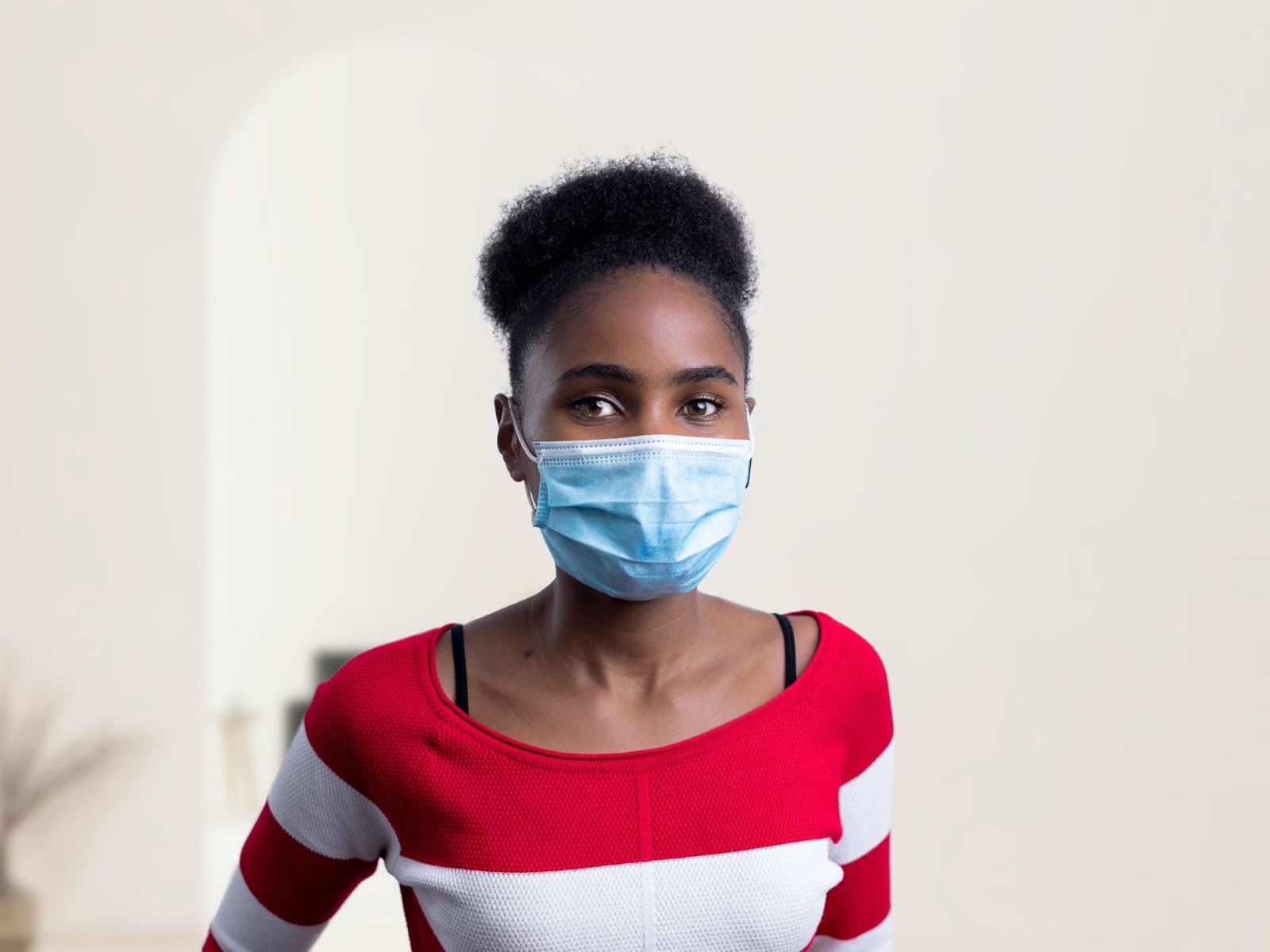 Woman wearing facemask