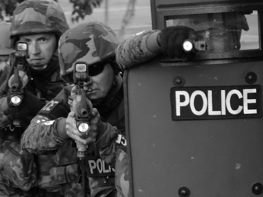 picture of police in SWAT gear 