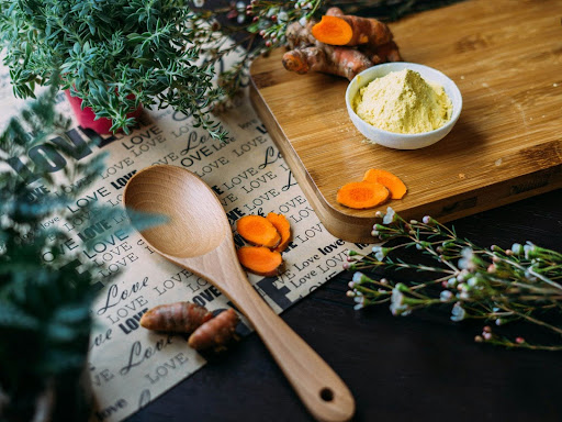 woodne ladle and chopping board with ginger