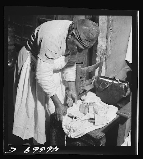 midwife with her kit 