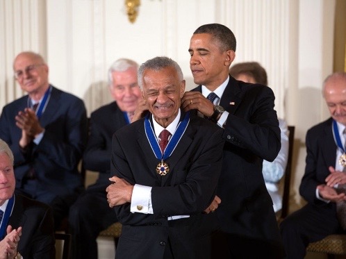ct vivan receiving a medal of freedom from president obama