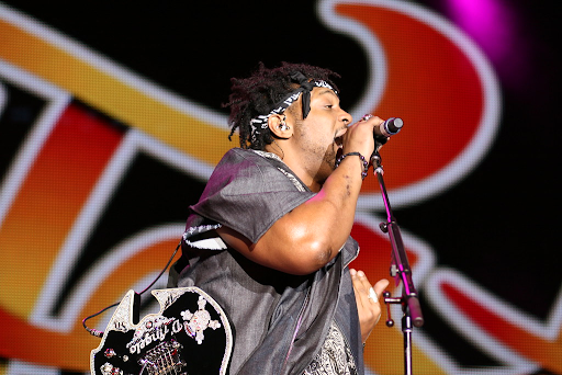d'angelo singing into a microphone