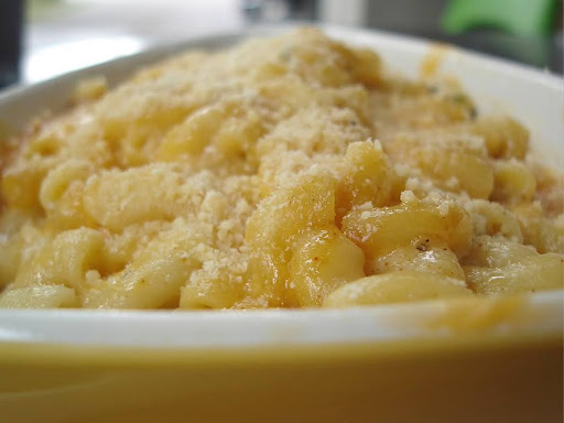 bowl of mac n cheese