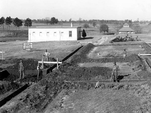 photo of dining hall construction with "White House" in background