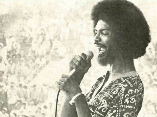 gil scott heron singing into microphone