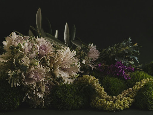 a bunch of lowers sitting on top of a table
