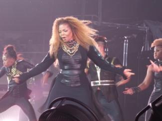 janet jackson dancing in a middle of her concert