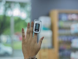 Pulse oximeter attached to hand