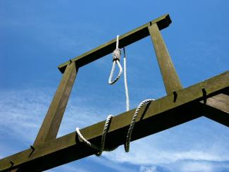 noose hanging on scaffold 