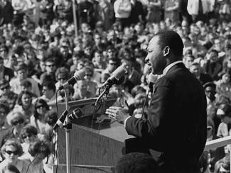 mlk jr speaking in front of a crowd at the st paul campus in minnesota