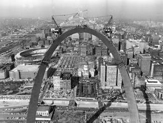 black and white photo of the st louis arch