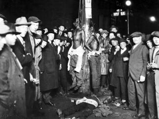 photo of a lynching taking place 