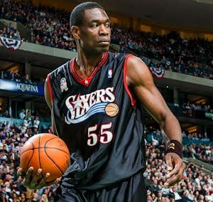 dikembe mutombo playing basketball