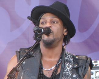 d'angelo singing into a microphone