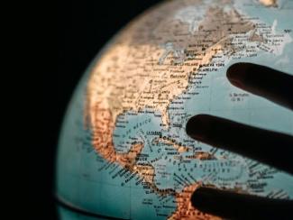 globe shining a light on the united states