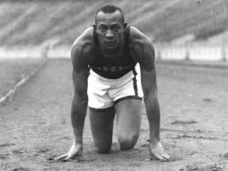 photo of jesse owens getting ready to race