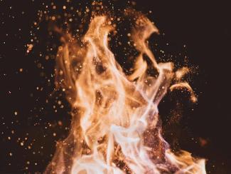 close up photo of fire at nighttime