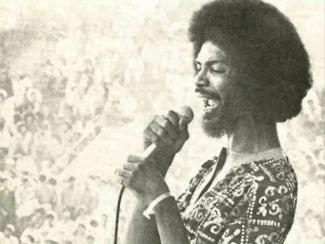 gil scott-heron singing to a crowd