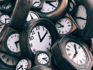 a bunch of clocks with the hands on different times